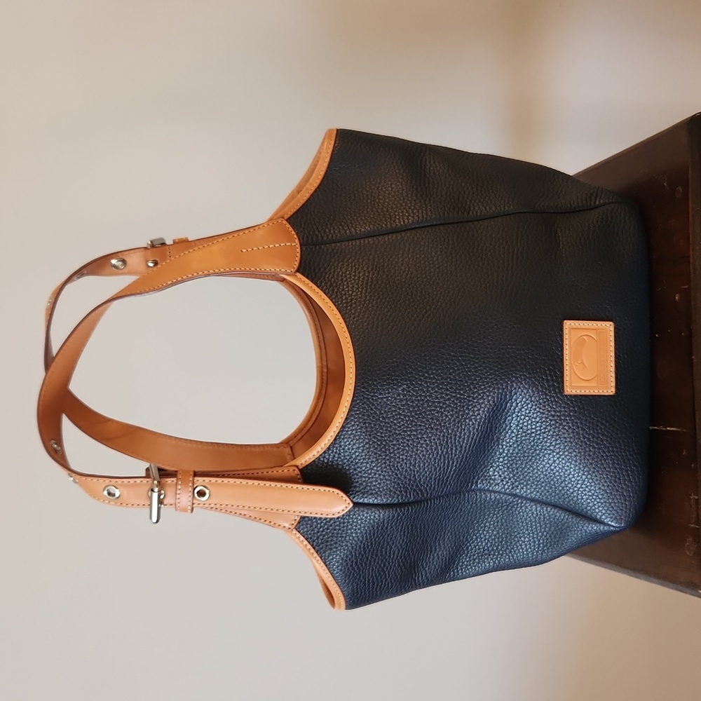 Classic Dooney &Bourke Pebble Leatger Bag
